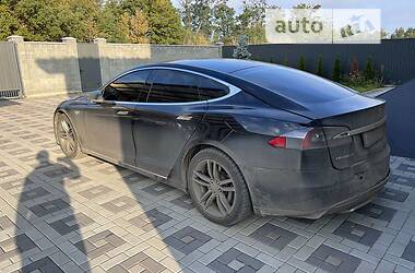 Седан Tesla Model S 2014 в 