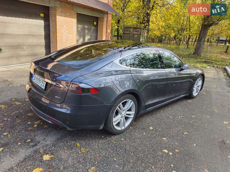 Лифтбек Tesla Model S 2015 в Черкассах