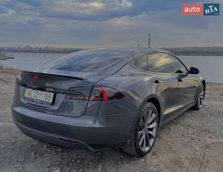 Ліфтбек Tesla Model S 2014 в Дніпрі