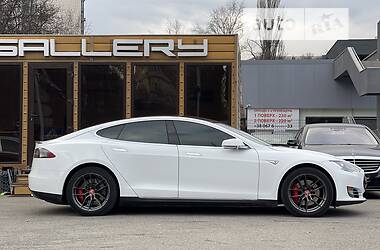 Седан Tesla Model S 2014 в 