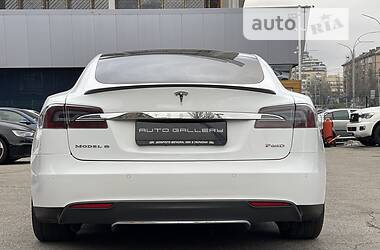 Седан Tesla Model S 2014 в 