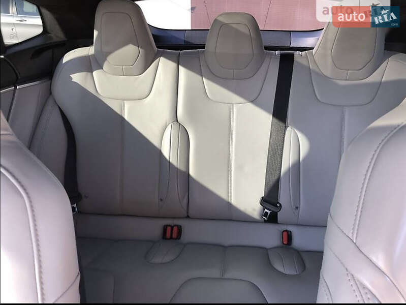 Седан Tesla Model S 2015 в Києві