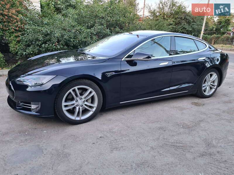 Лифтбек Tesla Model S 2013 в 