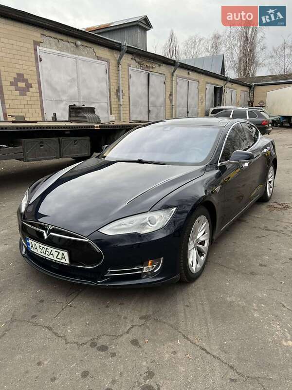 Седан Tesla Model S 2015 в Киеве