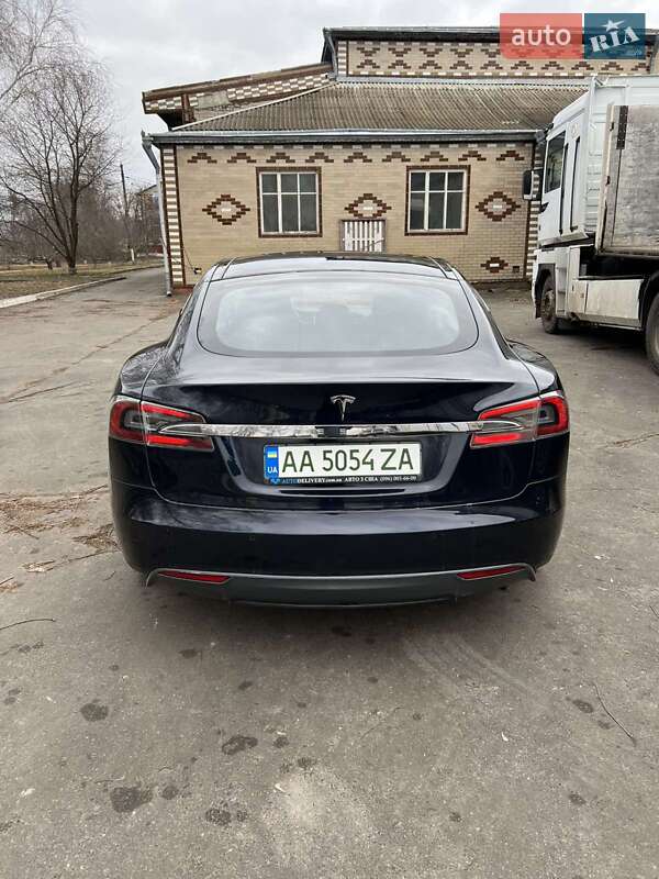 Седан Tesla Model S 2015 в Києві