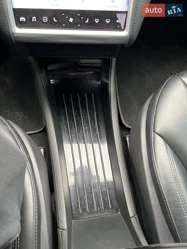 Седан Tesla Model S 2015 в Києві