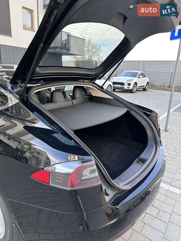 Седан Tesla Model S 2016 в Львові
