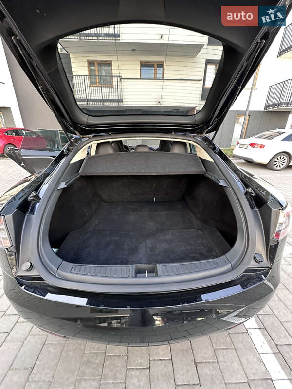 Седан Tesla Model S 2016 в Львові