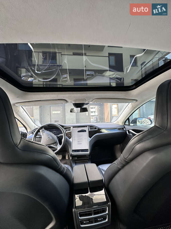 Седан Tesla Model S 2016 в Львові