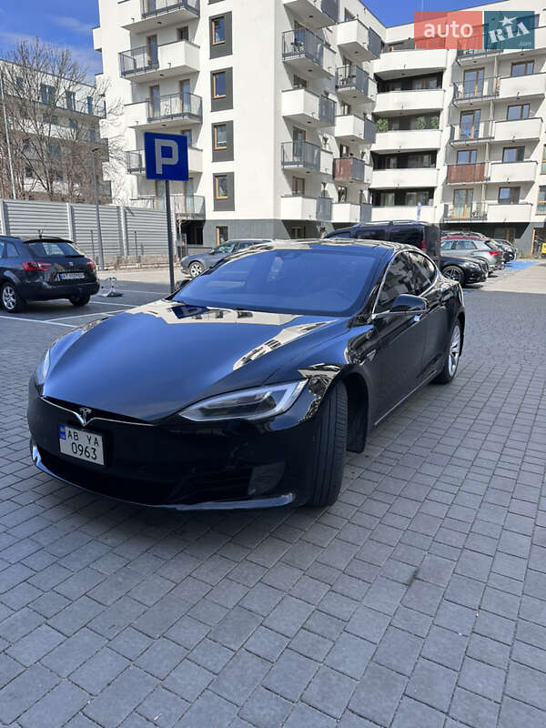 Седан Tesla Model S 2016 в Львові