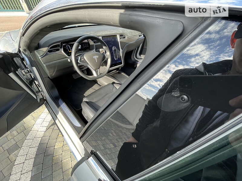 Лифтбек Tesla Model S 2017 в Львове