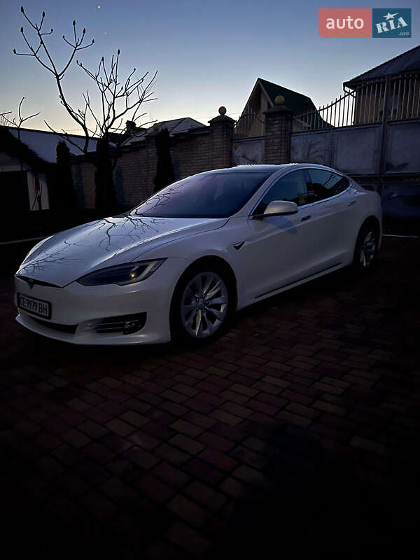 Хетчбек Tesla Model S 2017 в Чернівцях