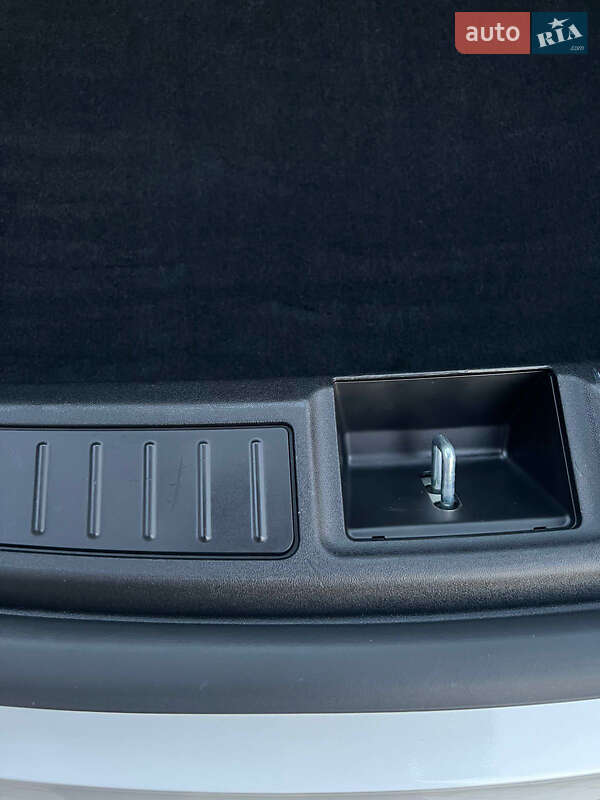 Хетчбек Tesla Model S 2017 в Чернівцях