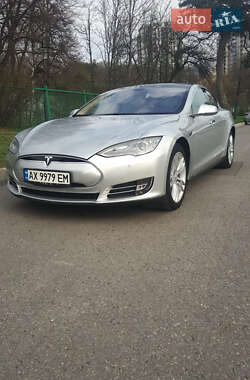 Седан Tesla Model S 2013 в 