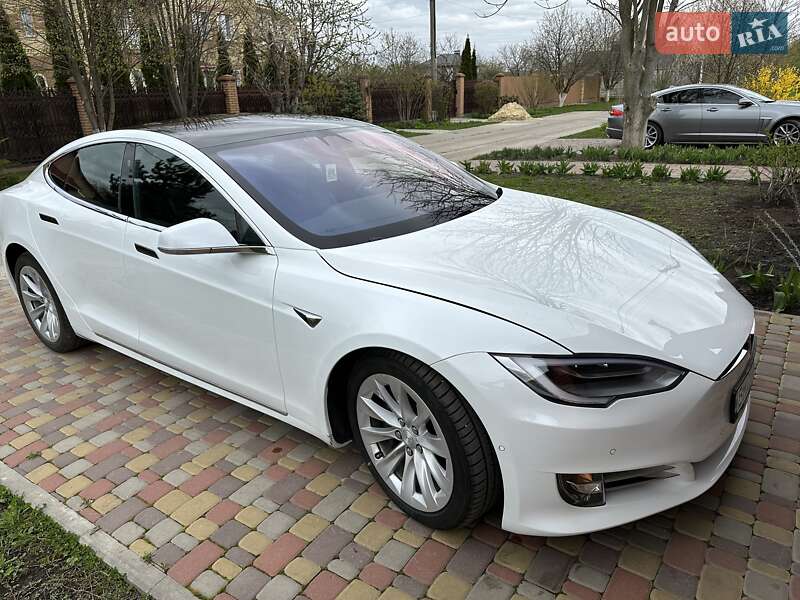 Ліфтбек Tesla Model S 2017 в 