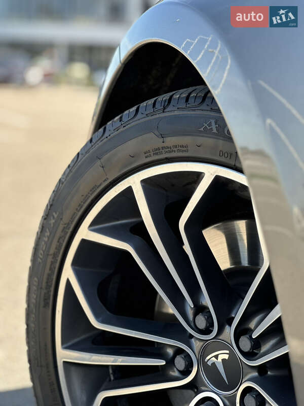 Ліфтбек Tesla Model S 2015 в Києві