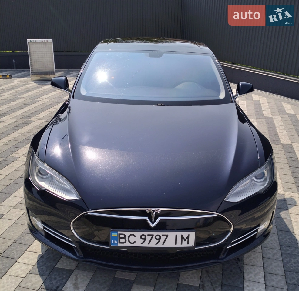 TESLA S пригнана з США, не була в ДТП, заклеєний антигравійною плівкою (в США) перед капоту. По кузову роботи не проводились, є сколи. Перший власник, ввозив для себе. Пневмо із пам'яттю локацій автоматичного піднімання підвіски, євро модем, євронавігація, оновлення, мобільний додаток, українська SIM картка. Безпека не спрацьовувала, заводська. Електропривід багажнику. Проведений сервіс електродвигуна, гарантія 20тис км., або 6 місяців з дня публікації. Є всі фото з аукціона в США і в порту, CarFax. Заряджається від звичайної розетки за ніч. На 1 зарядці проїжджає 250-270км при швидкості 100-120км/год.
