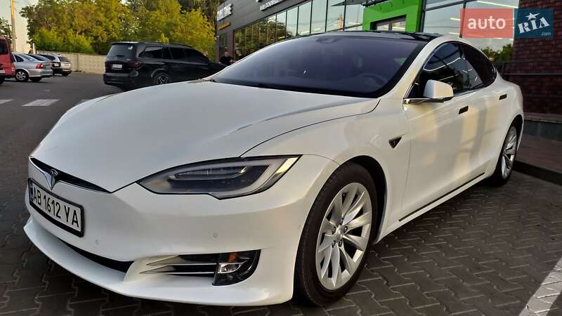 Лифтбек Tesla Model S 2016 в Виннице