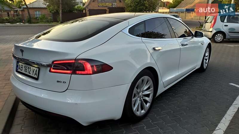 Лифтбек Tesla Model S 2016 в Виннице