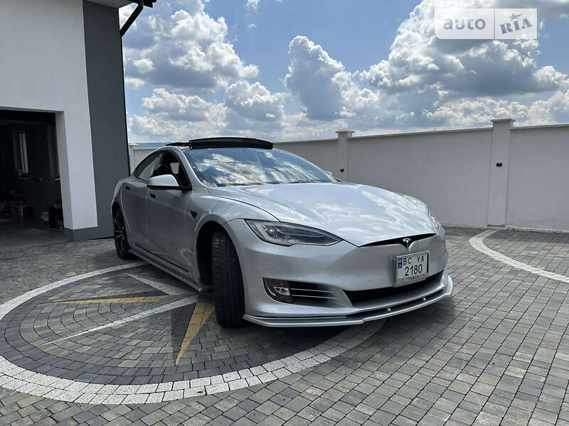 Лифтбек Tesla Model S 2017 в Львове