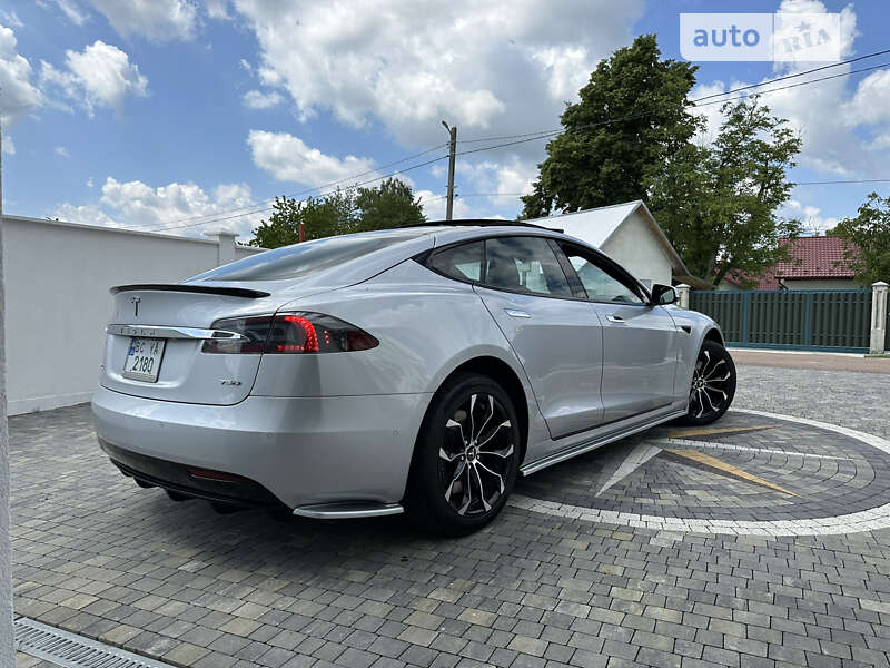 Лифтбек Tesla Model S 2017 в Львове