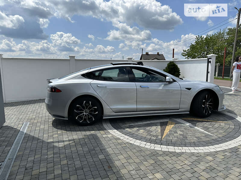 Лифтбек Tesla Model S 2017 в Львове