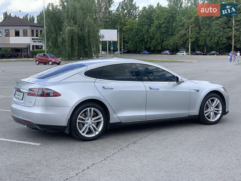 Лифтбек Tesla Model S 2015 в Запорожье