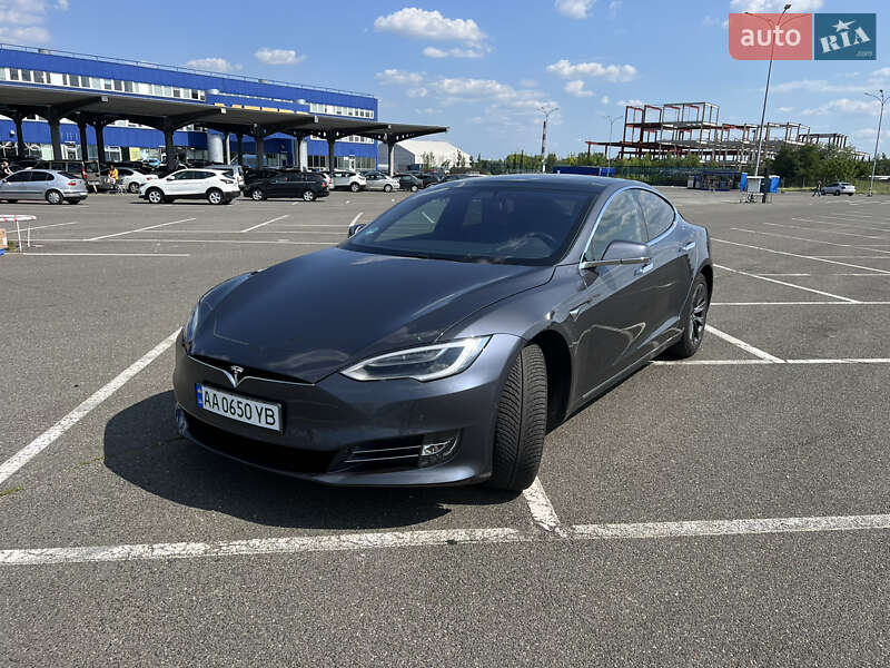 Лифтбек Tesla Model S 2018 в Киеве