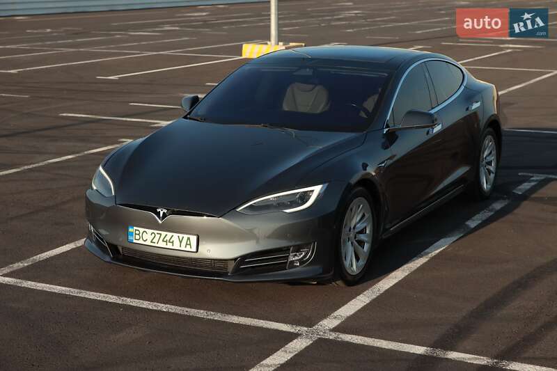 Лифтбек Tesla Model S 2017 в Львове