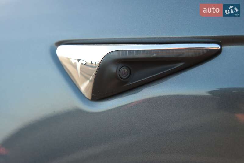 Лифтбек Tesla Model S 2017 в Львове