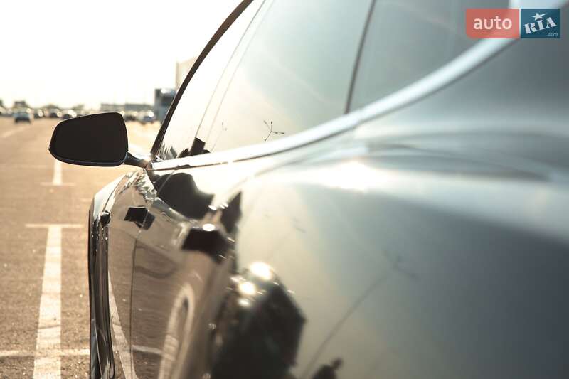 Лифтбек Tesla Model S 2017 в Львове