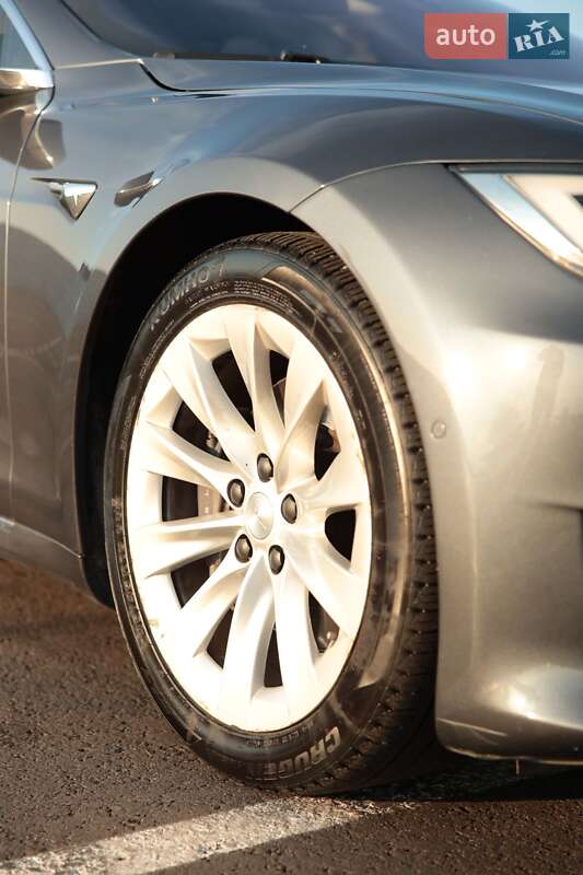 Лифтбек Tesla Model S 2017 в Львове