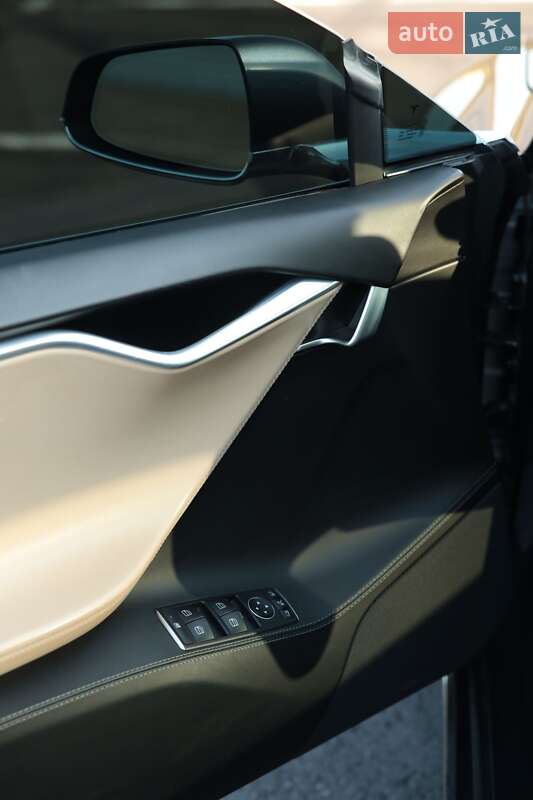 Лифтбек Tesla Model S 2017 в Львове