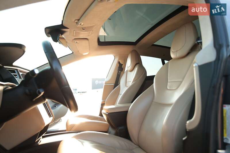 Лифтбек Tesla Model S 2017 в Львове