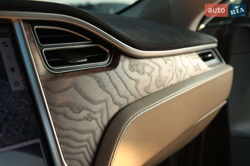 Лифтбек Tesla Model S 2017 в Львове