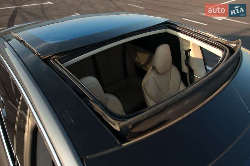 Лифтбек Tesla Model S 2017 в Львове