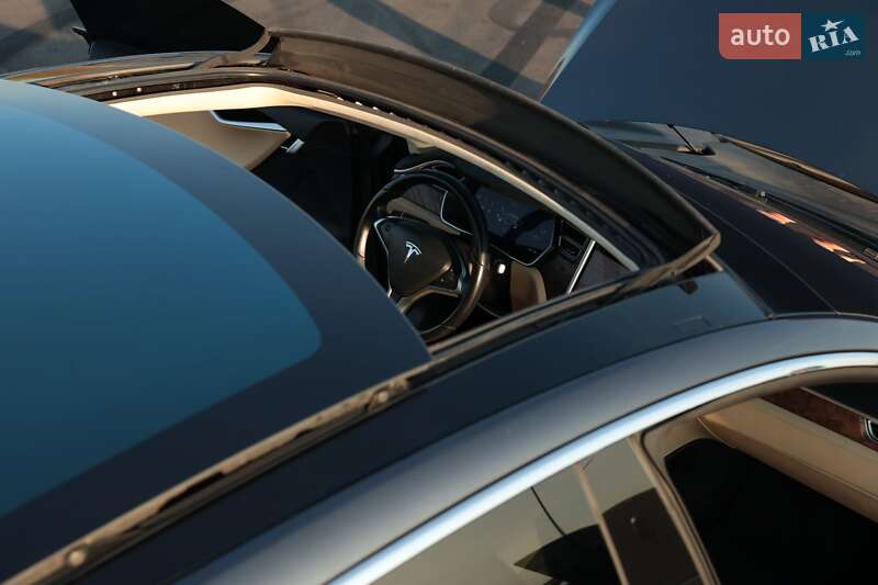 Лифтбек Tesla Model S 2017 в Львове