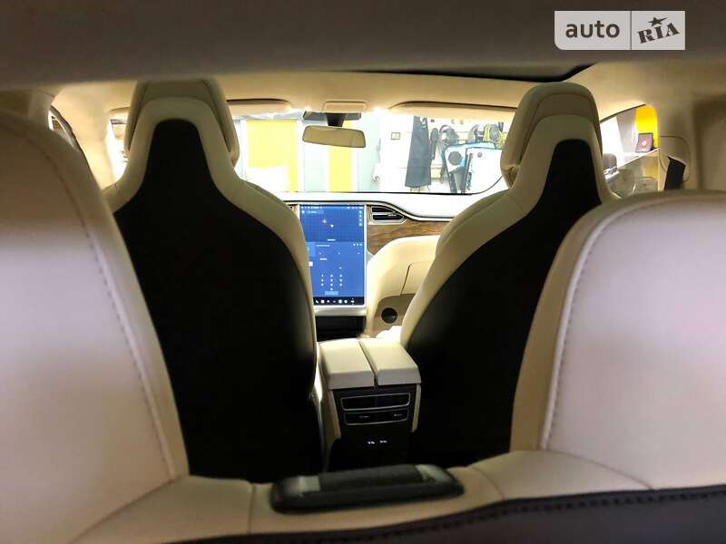 Ліфтбек Tesla Model S 2017 в Вінниці