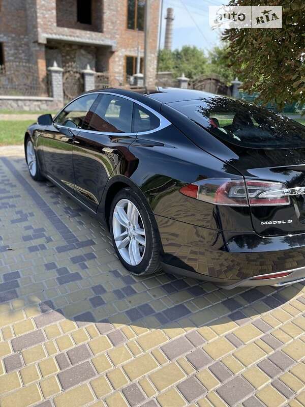 Лифтбек Tesla Model S 2015 в Глобине