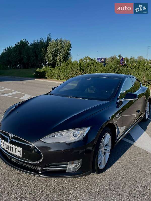 Лифтбек Tesla Model S 2015 в Киеве