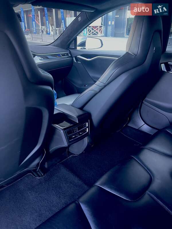 Лифтбек Tesla Model S 2015 в Киеве