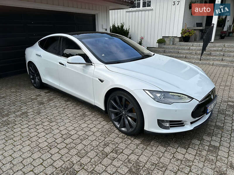 Лифтбек Tesla Model S 2014 в 