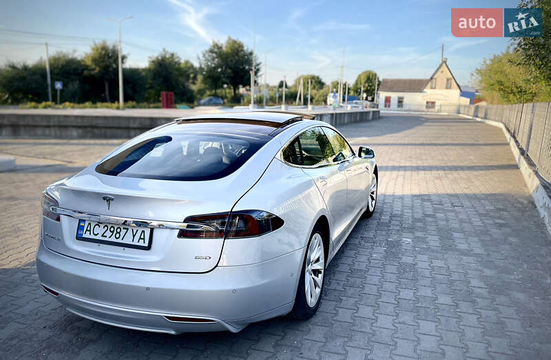 Лифтбек Tesla Model S 2015 в Луцке