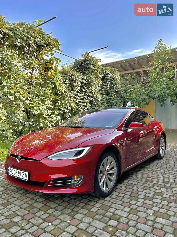 Лифтбек Tesla Model S 2019 в Ужгороде