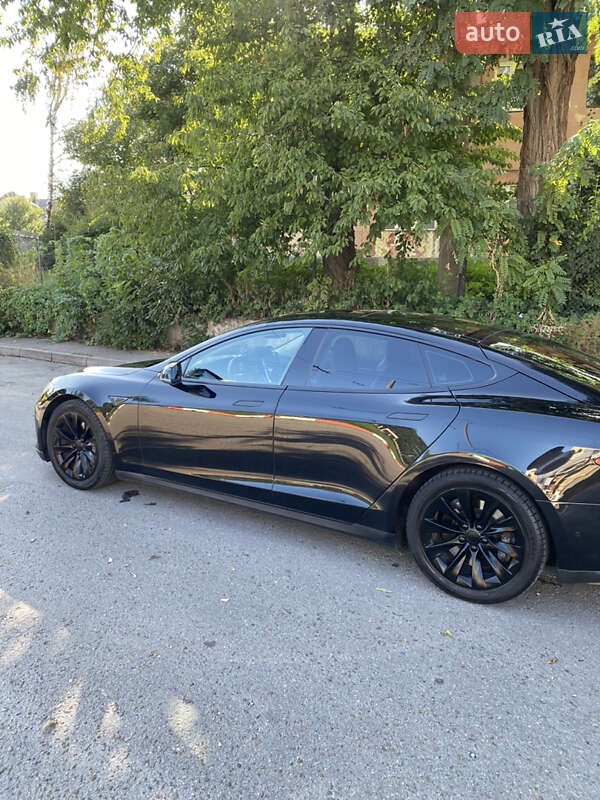 Ліфтбек Tesla Model S 2015 в Чернівцях