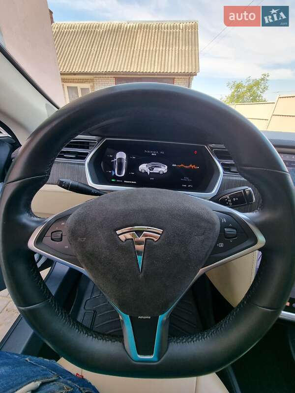 Лифтбек Tesla Model S 2013 в Нововолынске