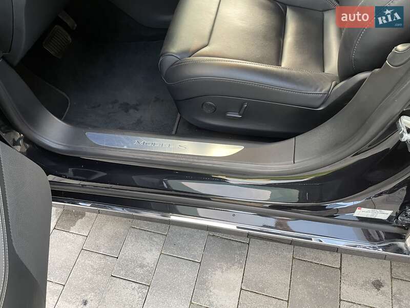 Лифтбек Tesla Model S 2018 в Львове