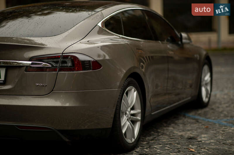 Лифтбек Tesla Model S 2016 в Днепре