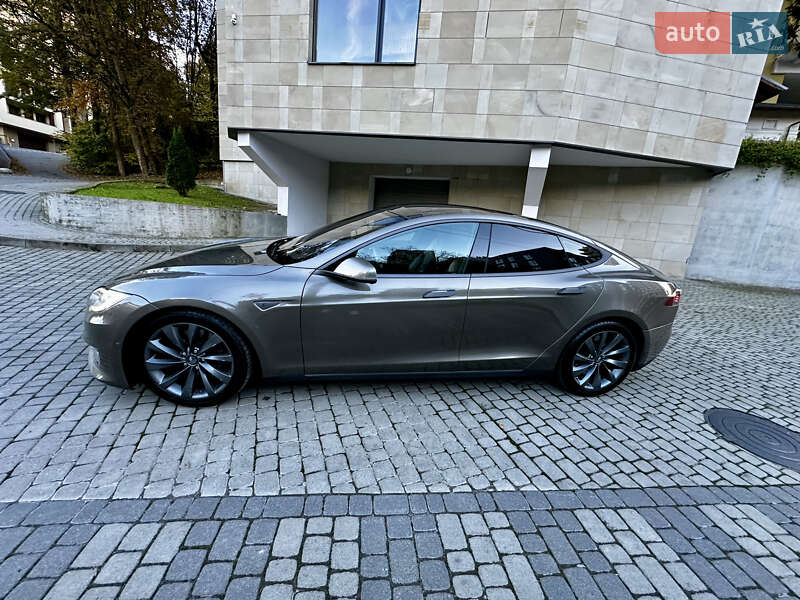 Лифтбек Tesla Model S 2016 в Киеве