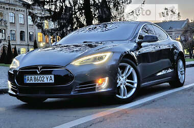 Лифтбек Tesla Model S 2015 в Киеве